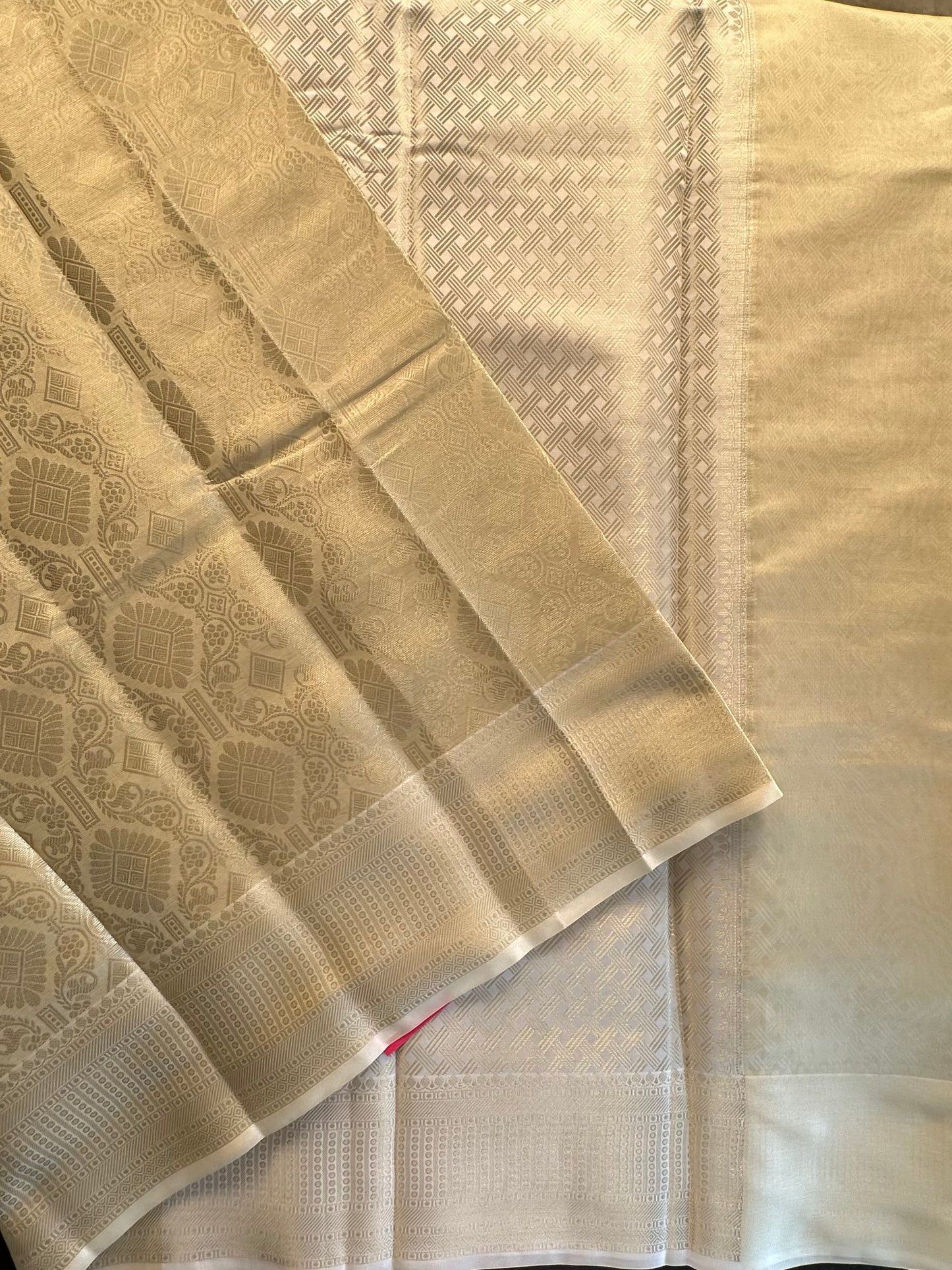 Saadagi Tissue Saree