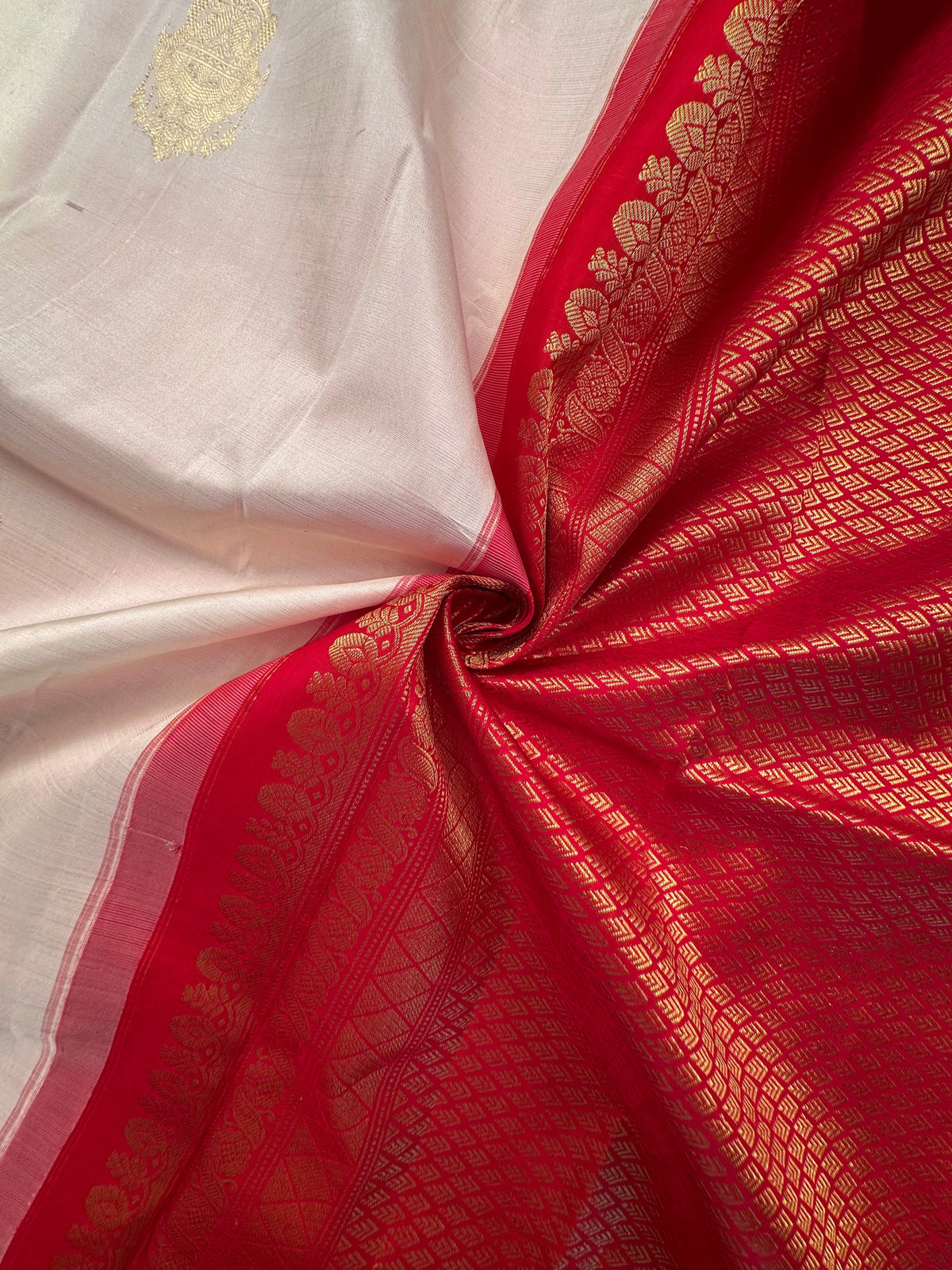 Cream-Red Handloom Kanjivaram Pure Silk Saree